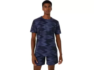 Blusa de manga curta com estampa sazonal.