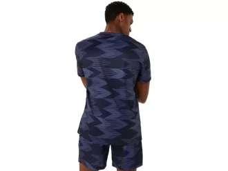 Blusa de manga curta com estampa sazonal.