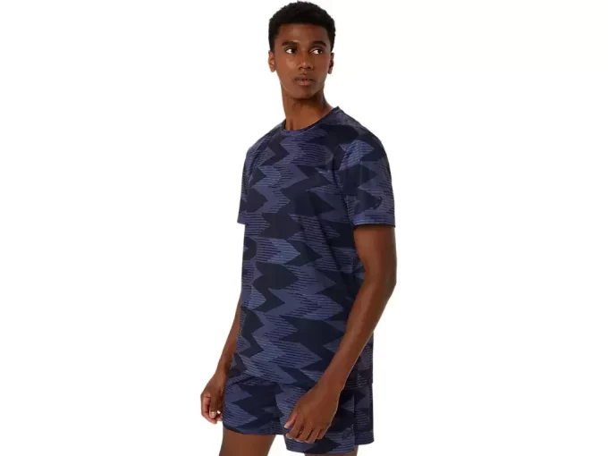 Blusa de manga curta com estampa sazonal. Blusa de manga curta com estampa sazonal.