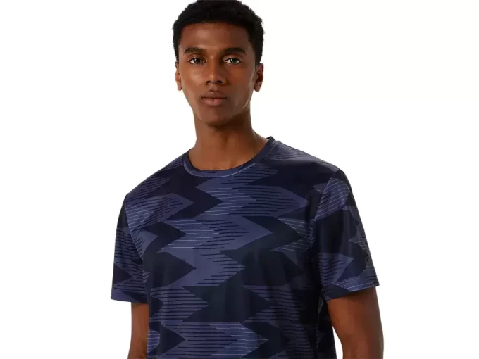 Blusa de manga curta com estampa sazonal. Blusa de manga curta com estampa sazonal.