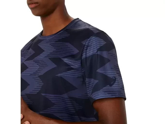 Blusa de manga curta com estampa sazonal. Blusa de manga curta com estampa sazonal.