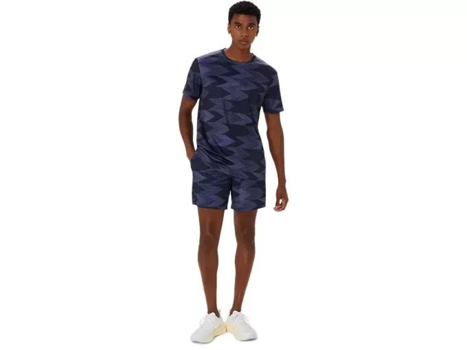 Blusa de manga curta com estampa sazonal. Blusa de manga curta com estampa sazonal.