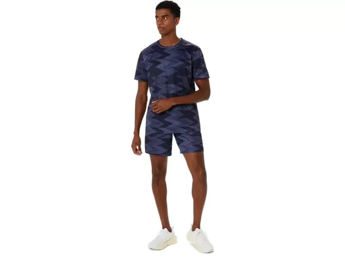 Blusa de manga curta com estampa sazonal. Blusa de manga curta com estampa sazonal.