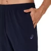Calça de tecido ASICS com bordado espiral Calça de tecido ASICS com bordado espiral