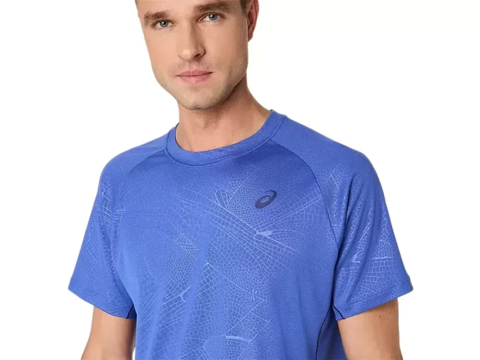 CAMISETA DE MANGA CURTA COM ESTAMPA DE JOGO POR TODA PARTE CAMISETA DE MANGA CURTA COM ESTAMPA DE JOGO POR TODA PARTE