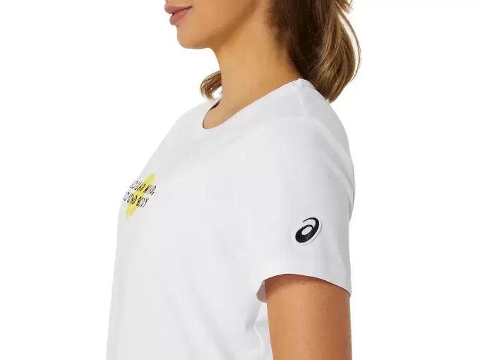 CAMISETA FEMININA CLÁSSICA COM ESTAMPA GRÁFICA