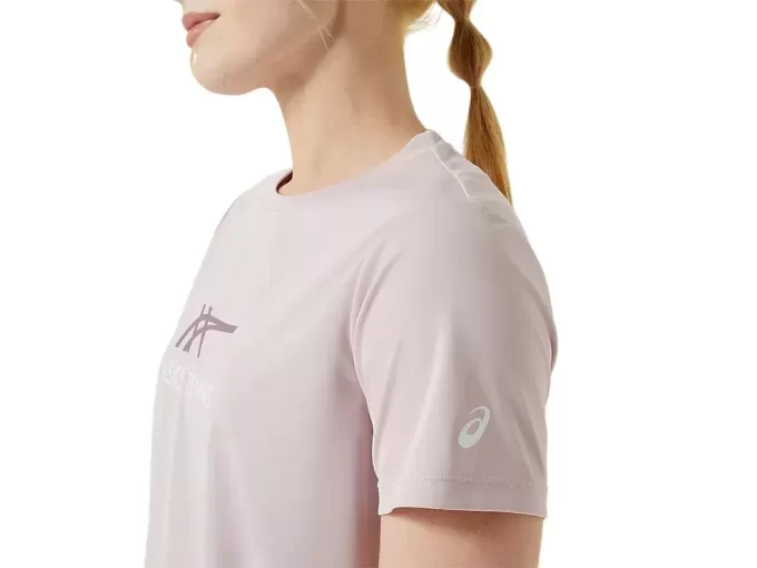 CAMISETA FEMININA COM ESTAMPA DE TÊNIS CAMISETA FEMININA COM ESTAMPA DE TÊNIS