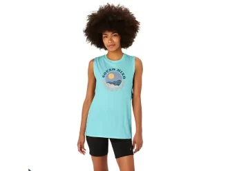 Camiseta regata feminina Asics Sun in the Sky com slogan.