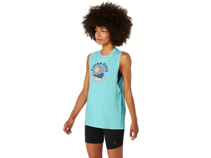 Camiseta regata feminina Asics Sun in the Sky com slogan. Camiseta regata feminina Asics Sun in the Sky com slogan.