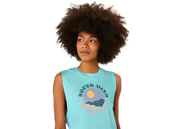 Camiseta regata feminina Asics Sun in the Sky com slogan. Camiseta regata feminina Asics Sun in the Sky com slogan.